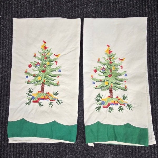 Lillian Vernon Christmas Tree Embroidered Hand Towels Set Of 2