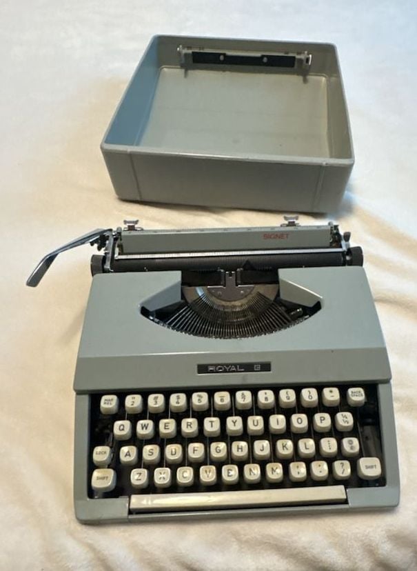 Royal Signet Manual Typewriter Grey with Case 1