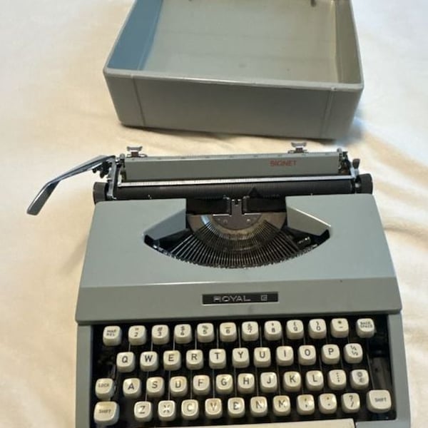 Royal Signet Manual Typewriter Grey with Case