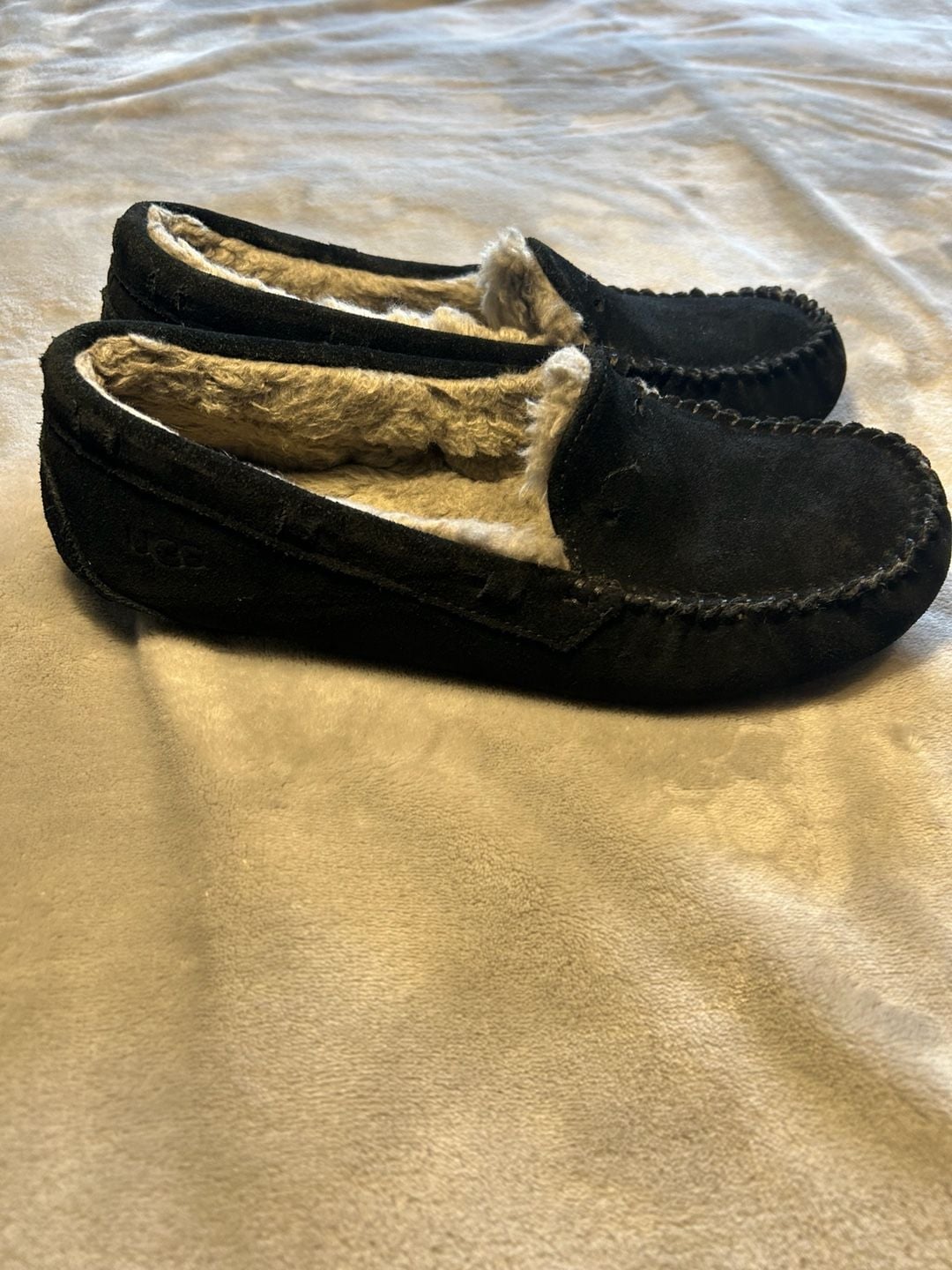 Woman’s Ugg Ansley Suede Slipper Black size 8 3