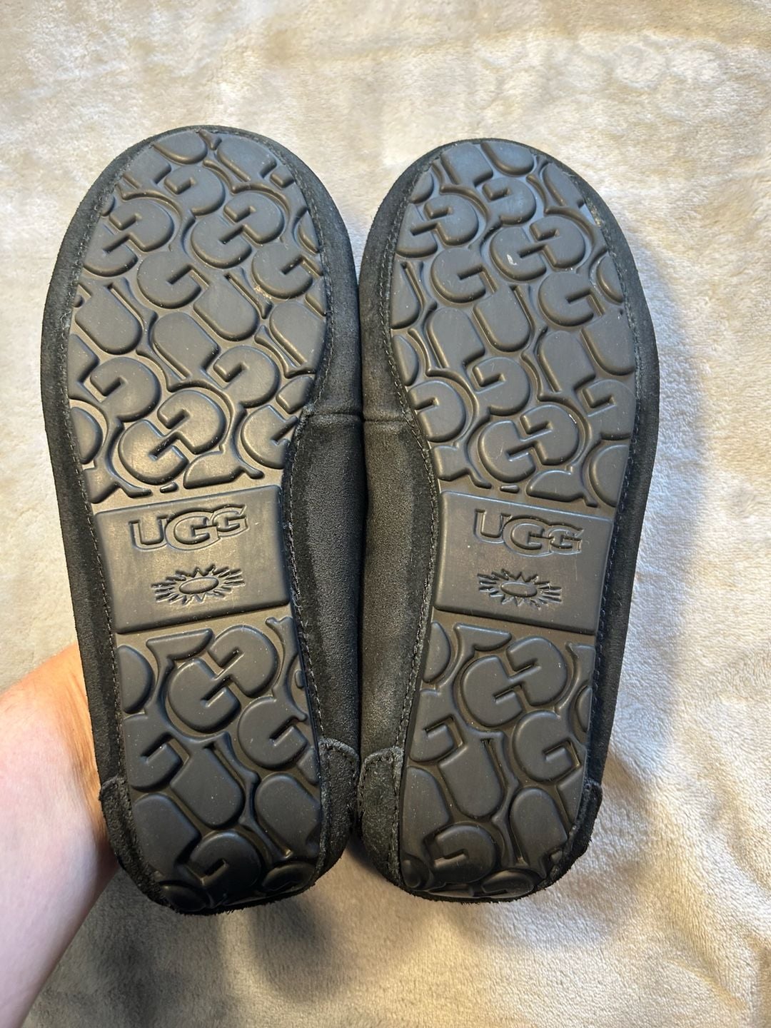 Woman’s Ugg Ansley Suede Slipper Black size 8 2
