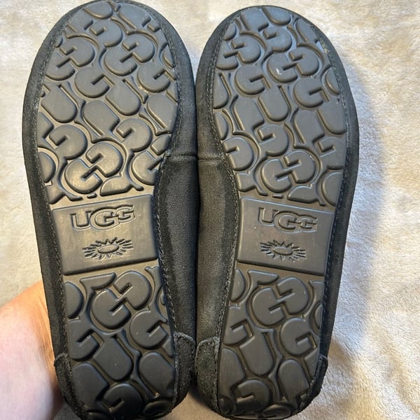 Woman’s Ugg Ansley Suede Slipper Black size 8