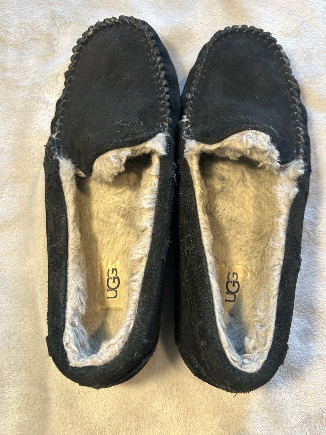 Woman’s Ugg Ansley Suede Slipper Black size 8 4