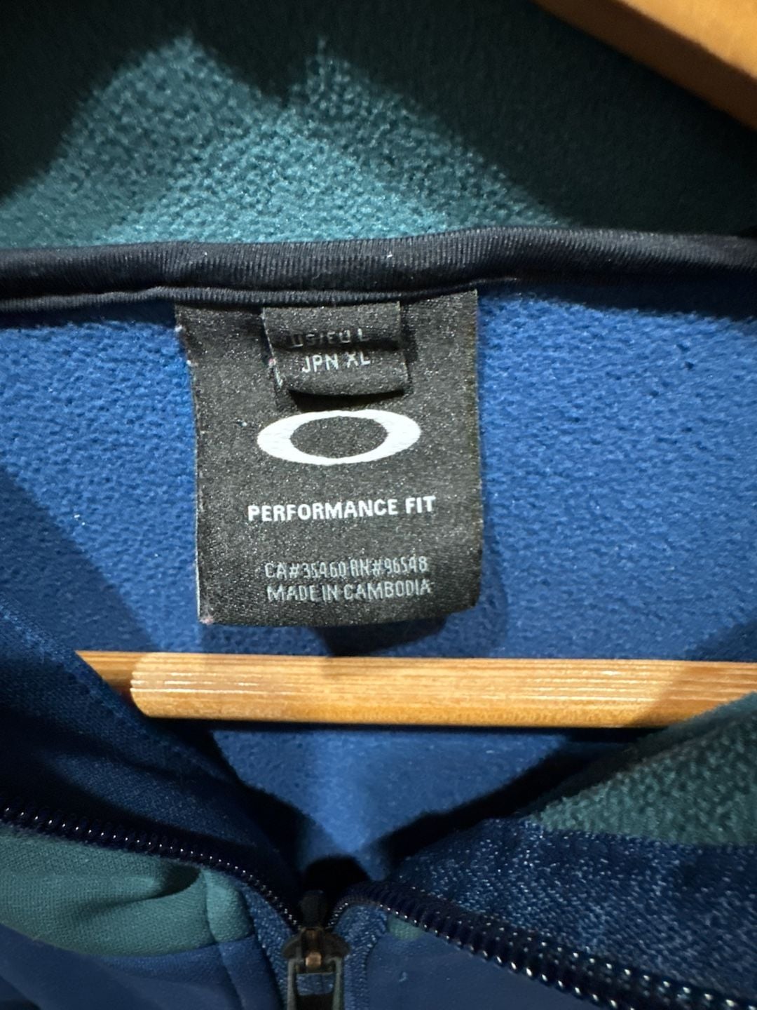 Oakley Performance Fit Full Zip Hoodie Blue Green
E900 3