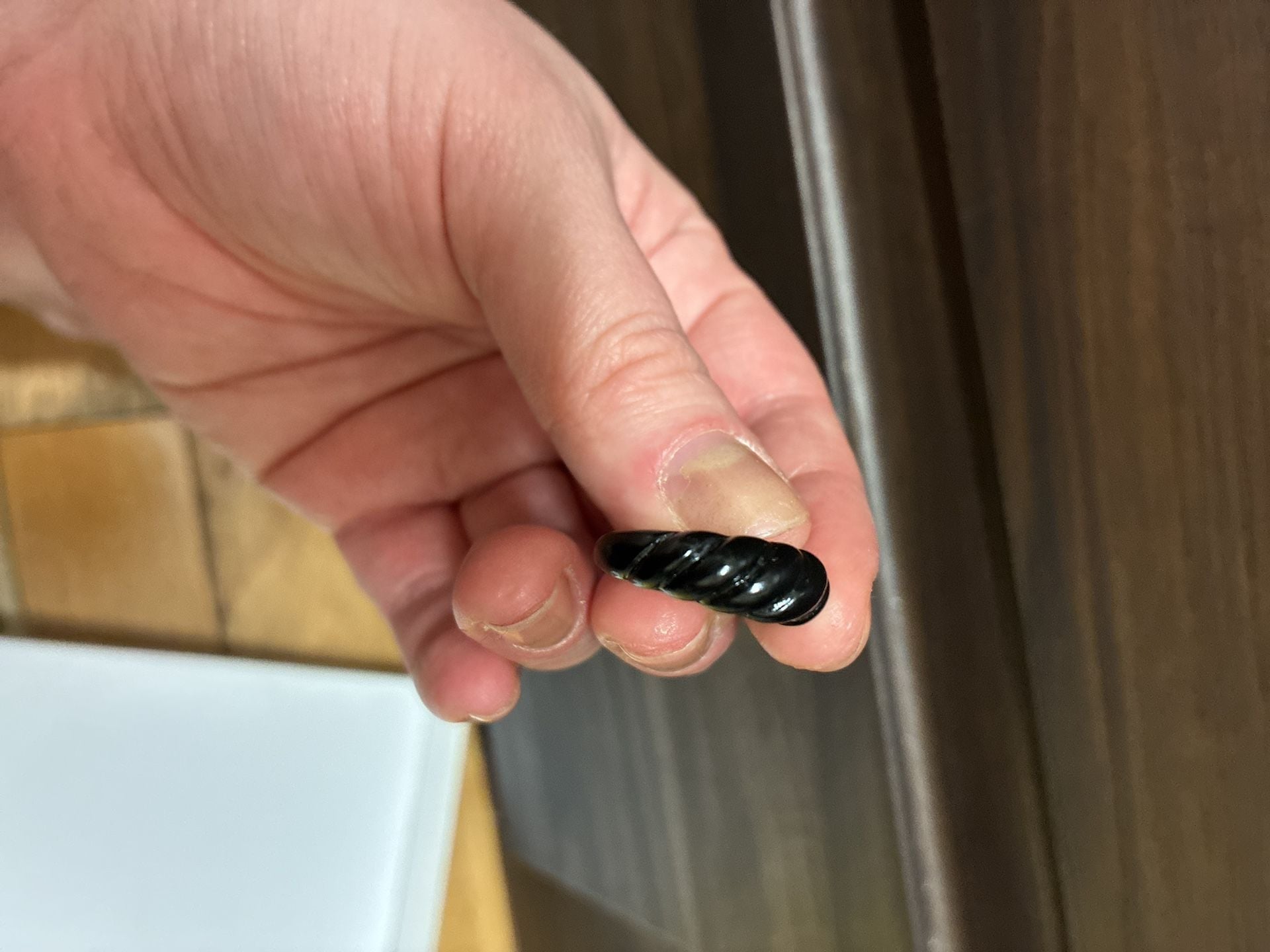 Vintage 1980s Black Carved Ribbed Dome Band Ring 5