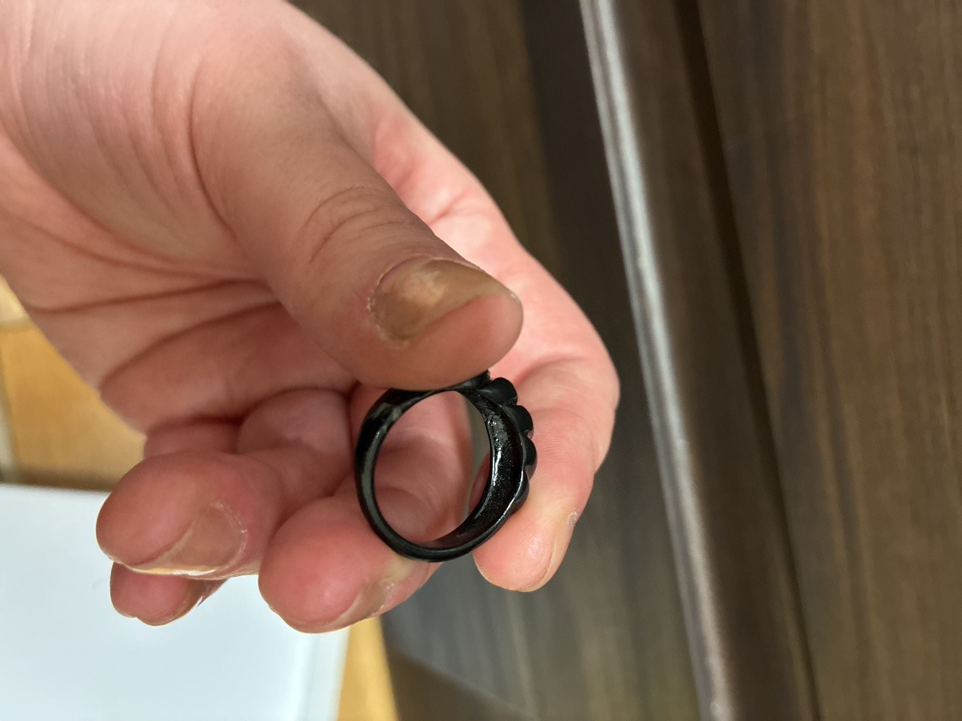Vintage 1980s Black Carved Ribbed Dome Band Ring 7