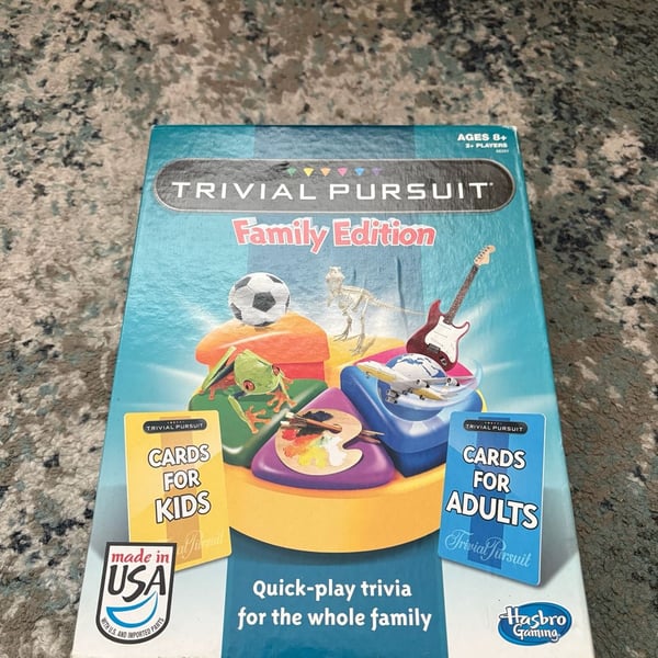 Trivial Pursuit Family Edition Board Game — Kids & Adults Cards — Complete