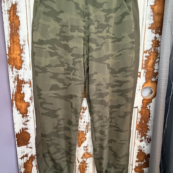 Athleta Women’s Brooklyn Lined Joggers Size 6 Green Camo Textured Gorpcore