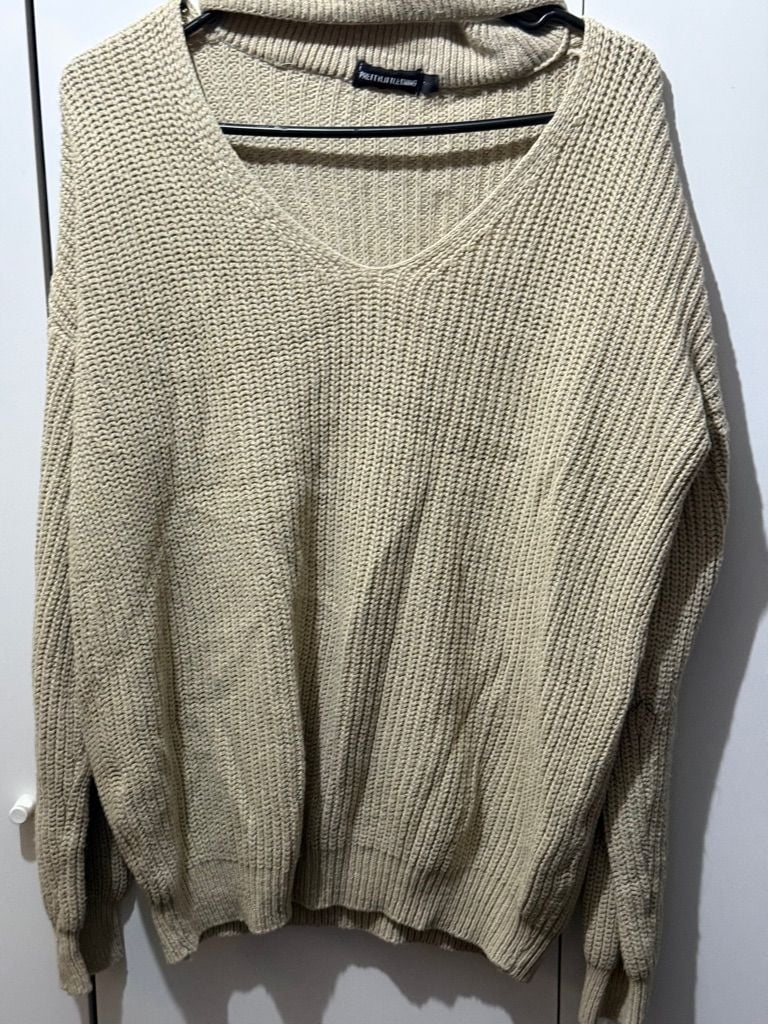 PrettyLittleThing V-Neck Chunky Knit Sweater Beige 2