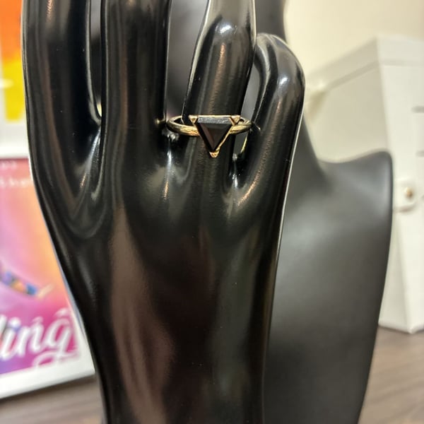 Vintage 1980s Triangle Black Stone Gold Ring