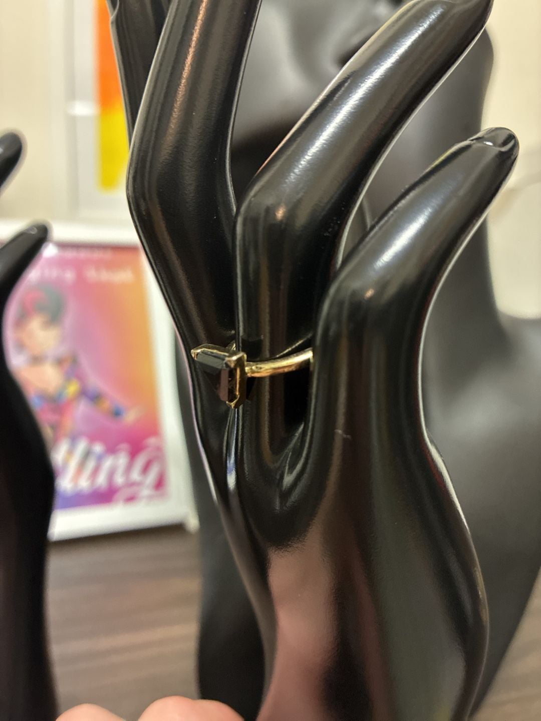 Vintage 1980s Triangle Black Stone Gold Ring 4