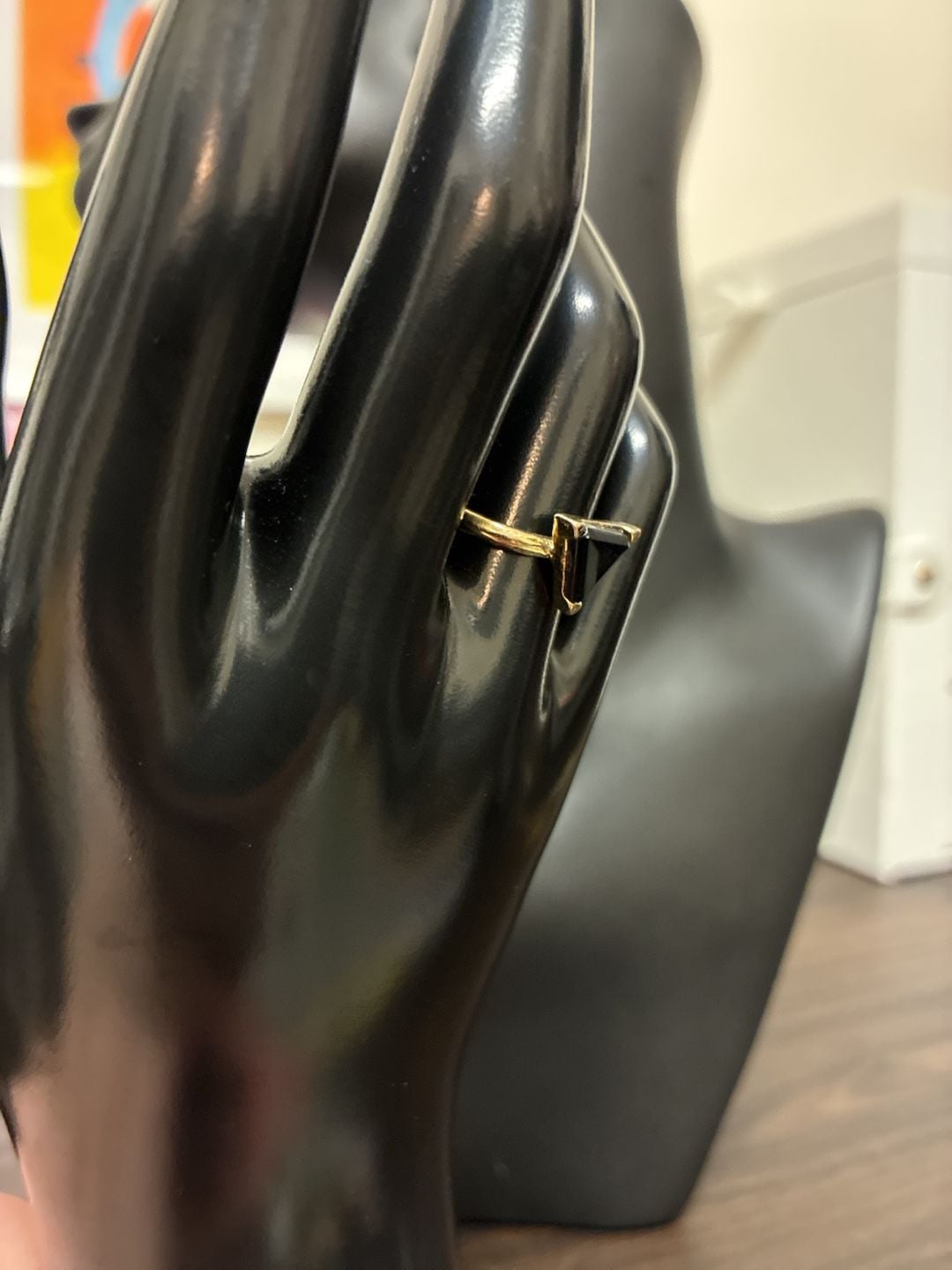 Vintage 1980s Triangle Black Stone Gold Ring 5