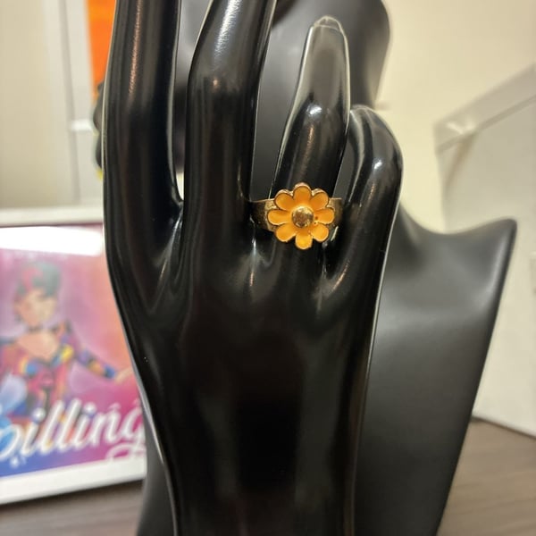 Vintage Enamel Daisy Flower Gold Tone Ring