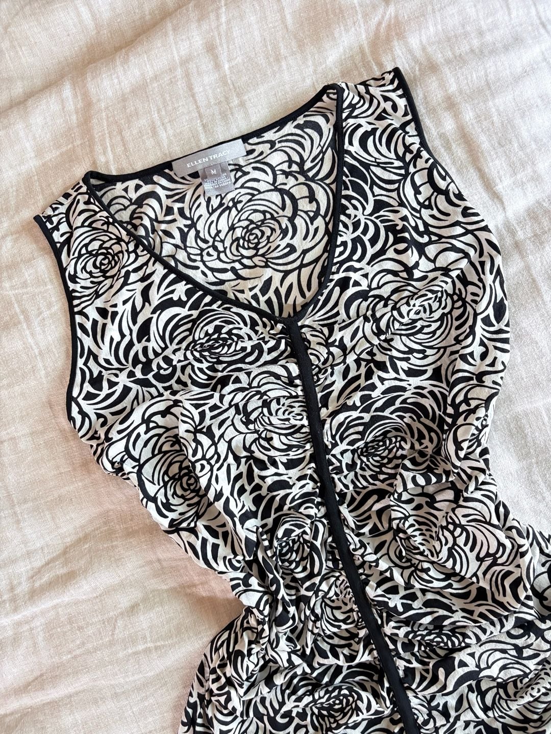 Ellen Tracy Tank Top Size M Black White Floral Silk V-Neck Ruched 3