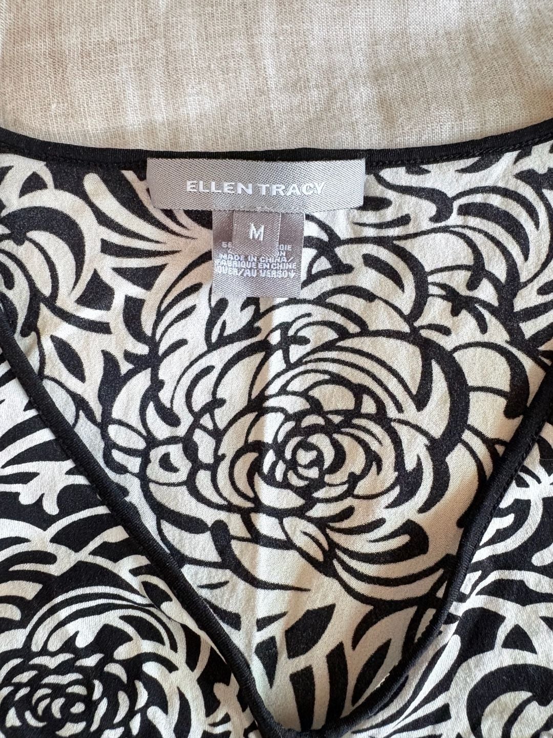 Ellen Tracy Tank Top Size M Black White Floral Silk V-Neck Ruched 6