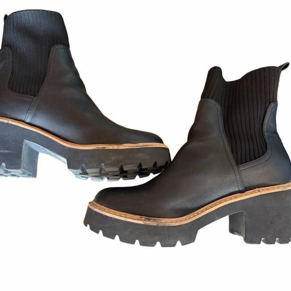 DV Dolce Vita Trooper Size 8.5 Black Lug Sole Ankle Boots