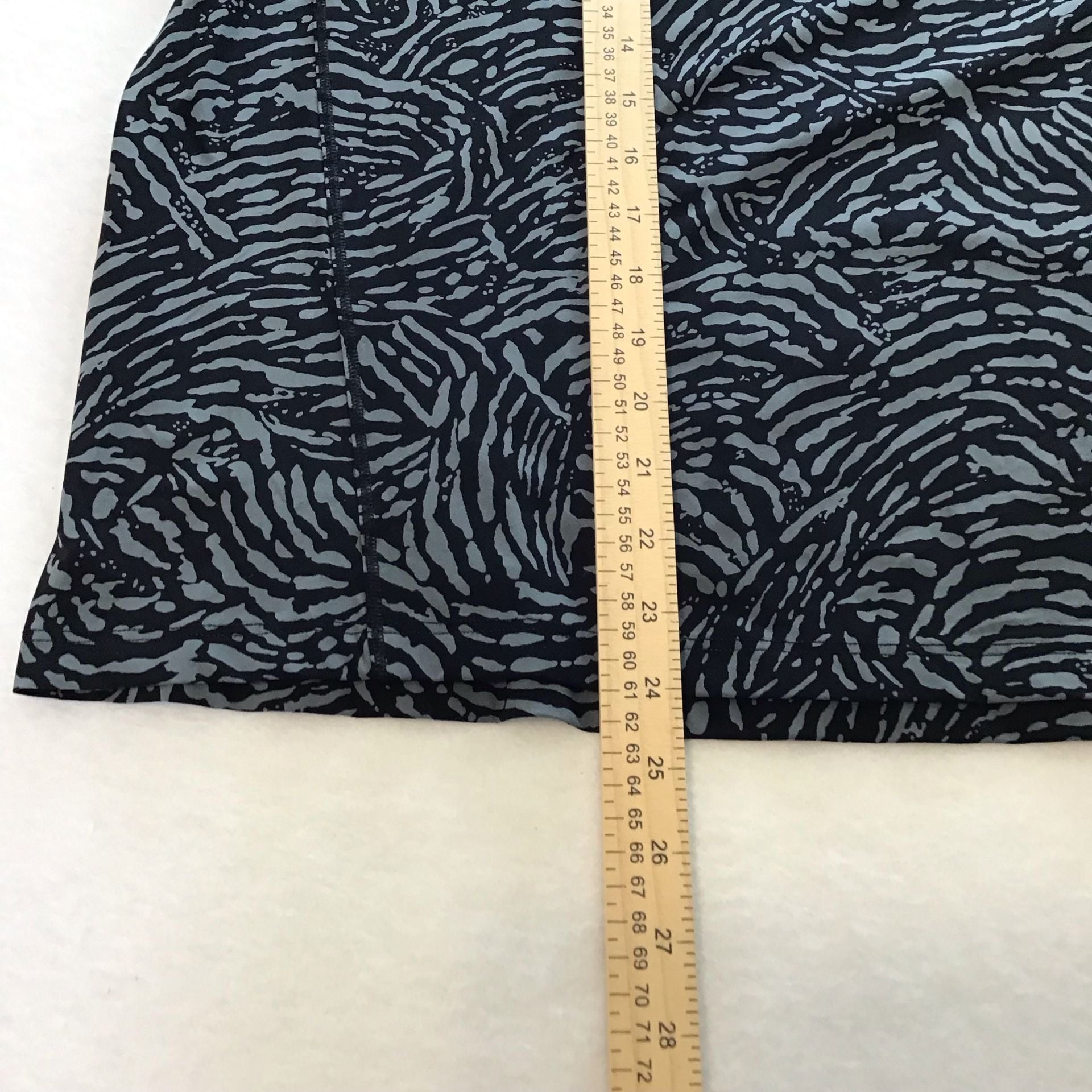 Athleta Ultimate Printed Train Tee Size XL Animal Print NWT Green Black 6
