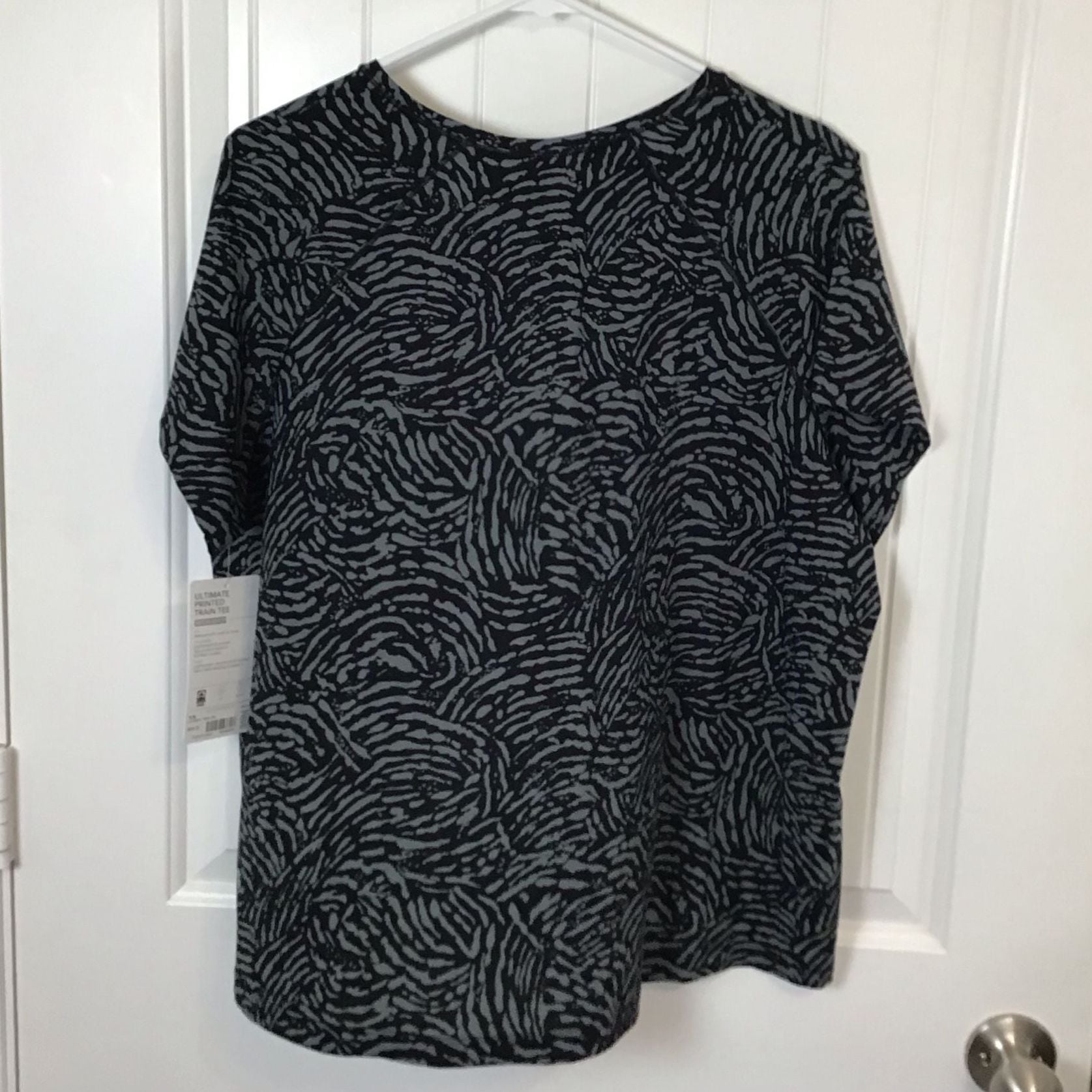 Athleta Ultimate Printed Train Tee Size XL Animal Print NWT Green Black 4