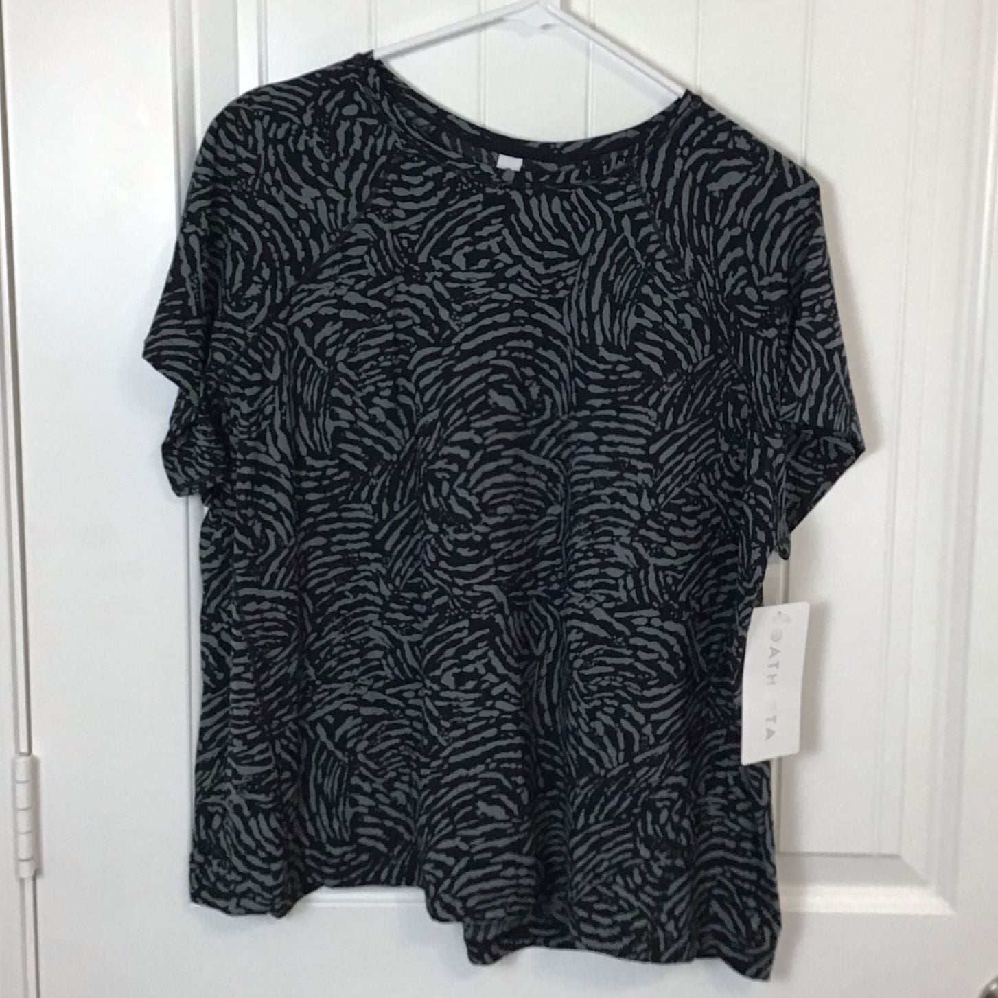 Athleta Ultimate Printed Train Tee Size XL Animal Print NWT Green Black 3