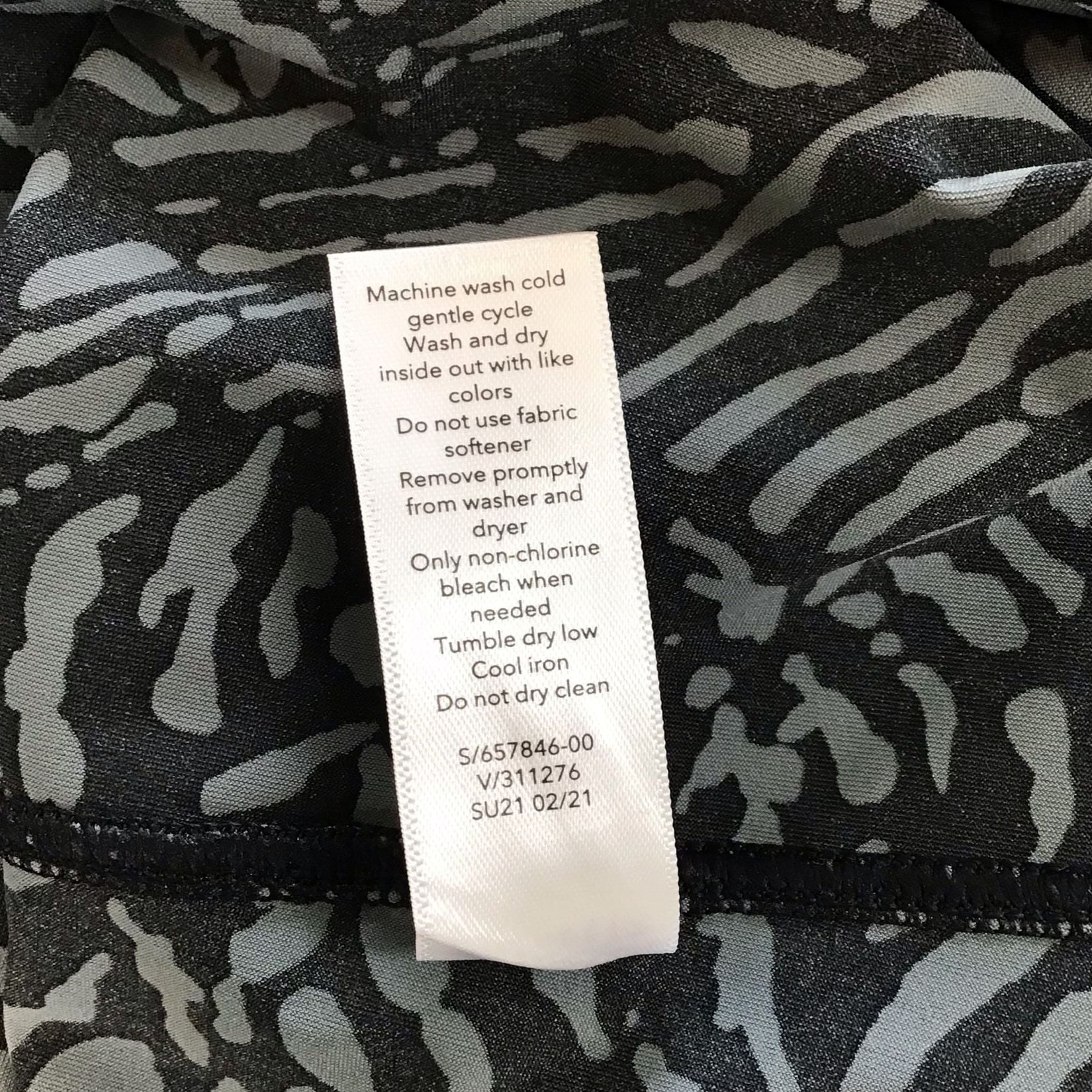 Athleta Ultimate Printed Train Tee Size XL Animal Print NWT Green Black 9