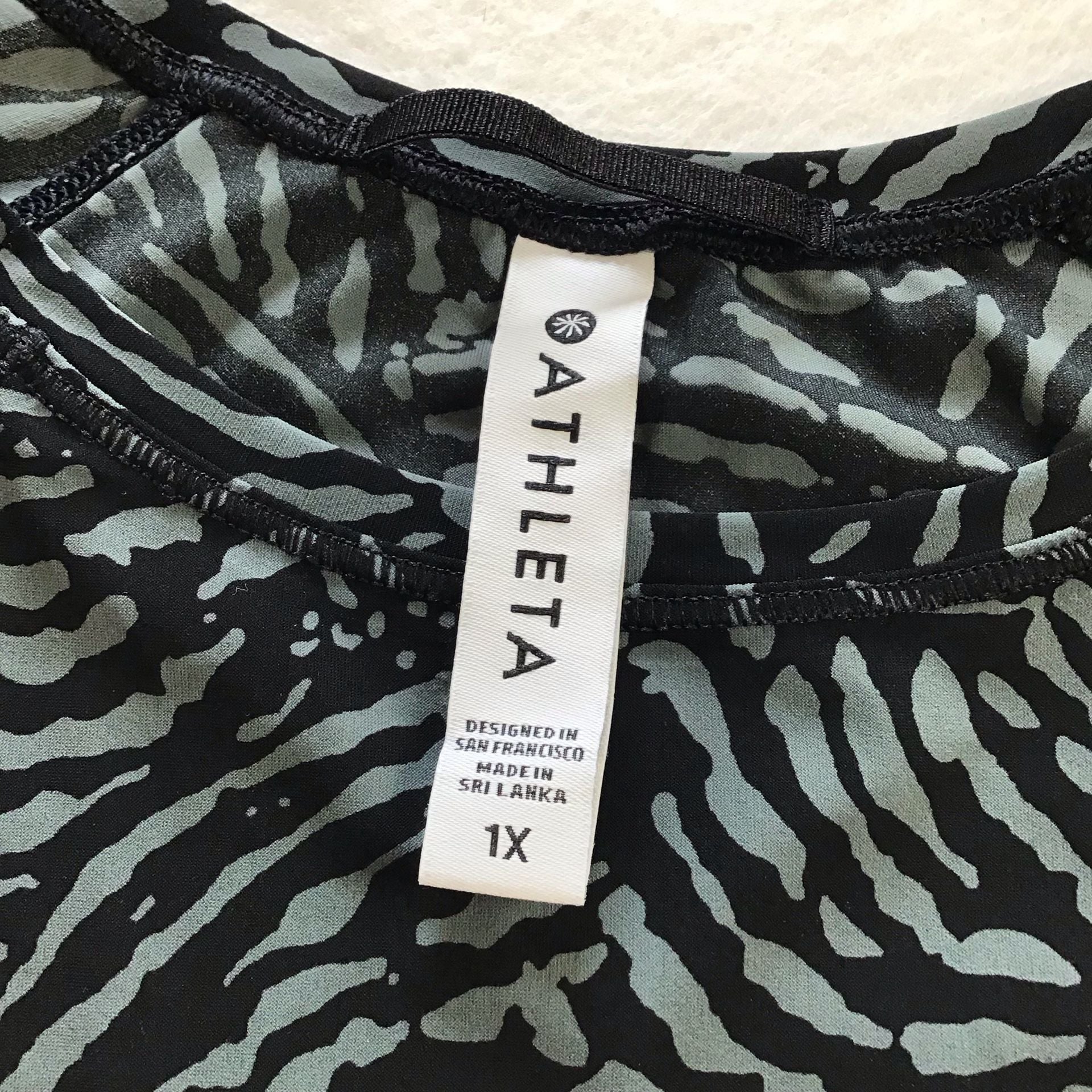 Athleta Ultimate Printed Train Tee Size XL Animal Print NWT Green Black 5