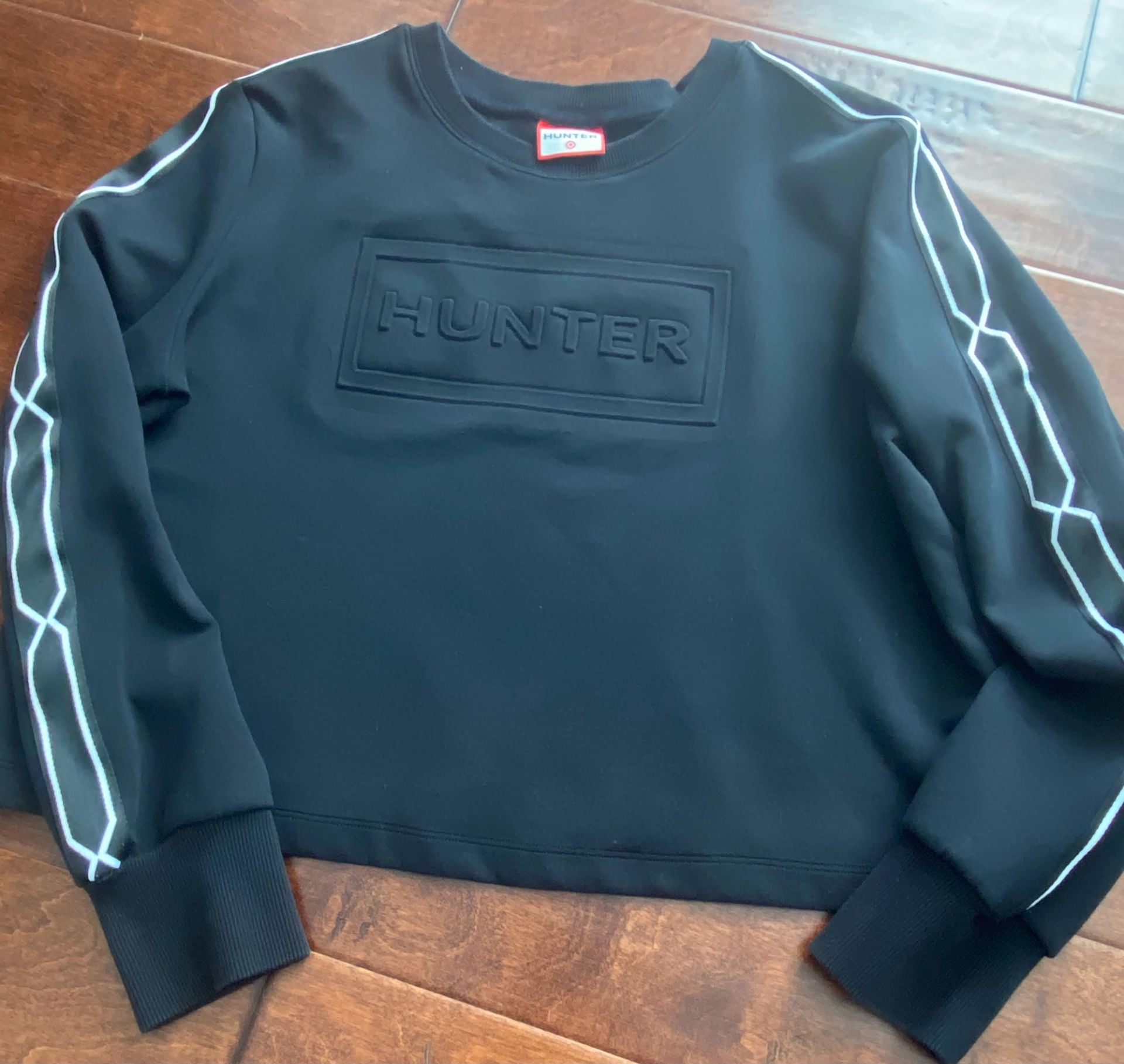 Hunter for Target Cropped Sweatshirt Size L Black Embossed Logo Crewneck 2