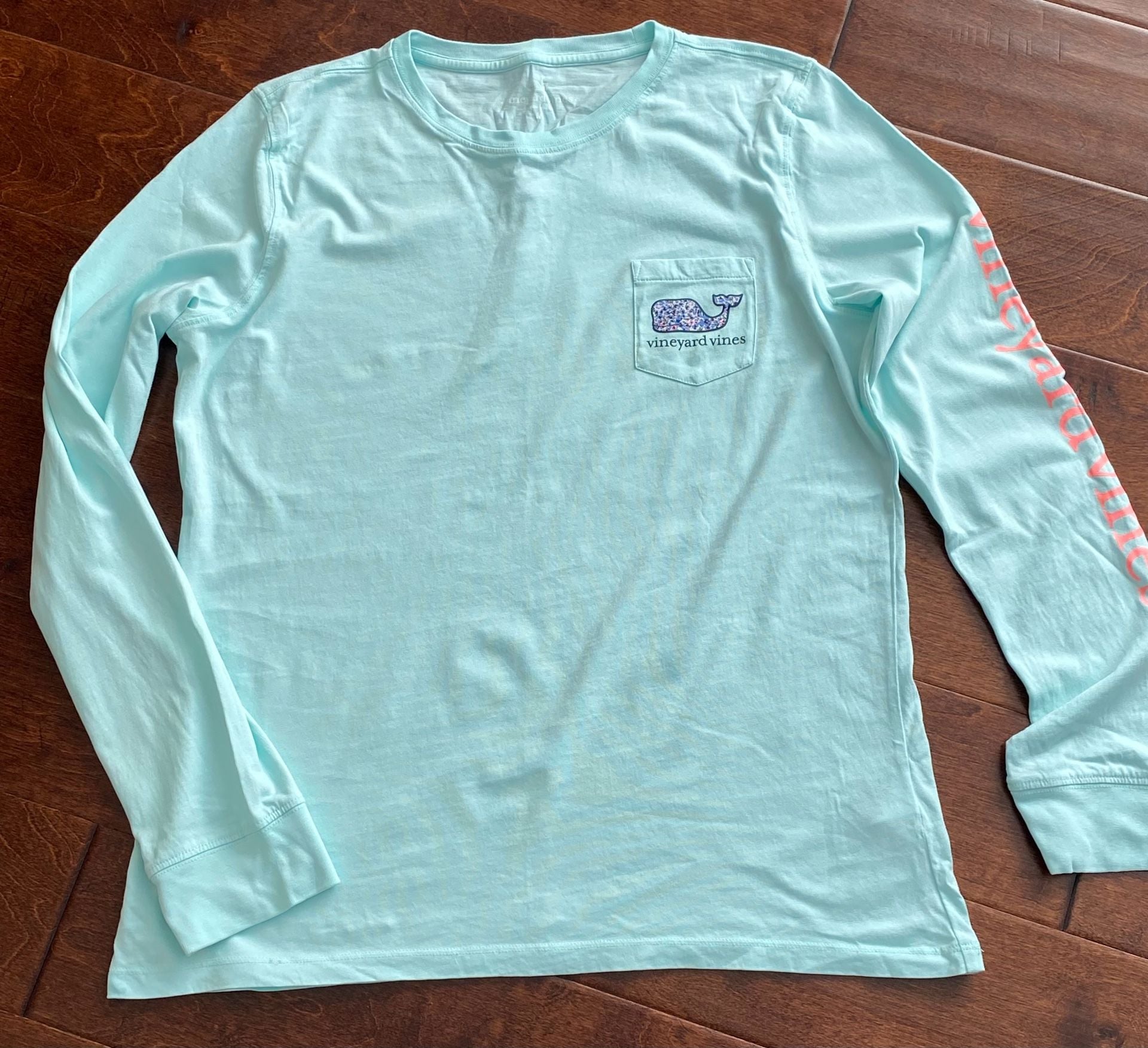 vineyard vines Long Sleeve Pocket Tee Size M Light Blue Whale Graphic 2