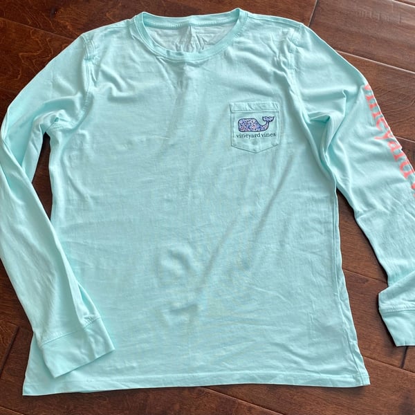 vineyard vines Long Sleeve Pocket Tee Size M Light Blue Whale Graphic