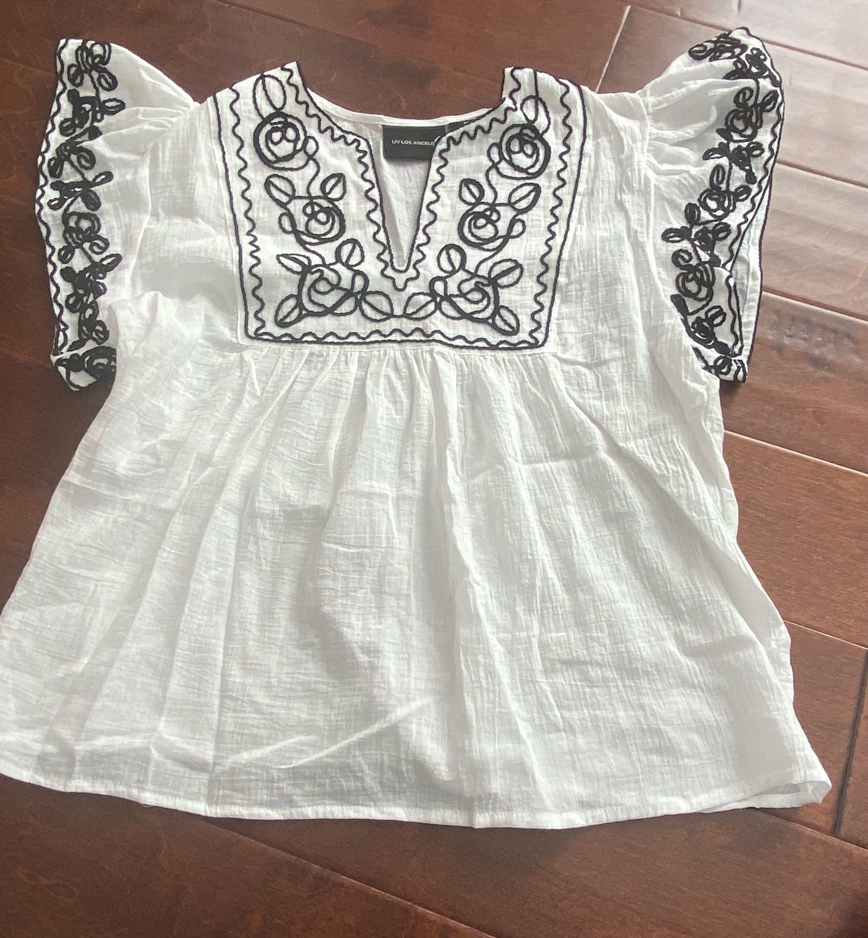 Liv Los Angeles Embroidered Blouse Size M White Black Floral Flutter Sleeve 2