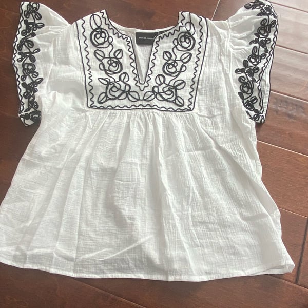 Liv Los Angeles Embroidered Blouse Size M White Black Floral Flutter Sleeve