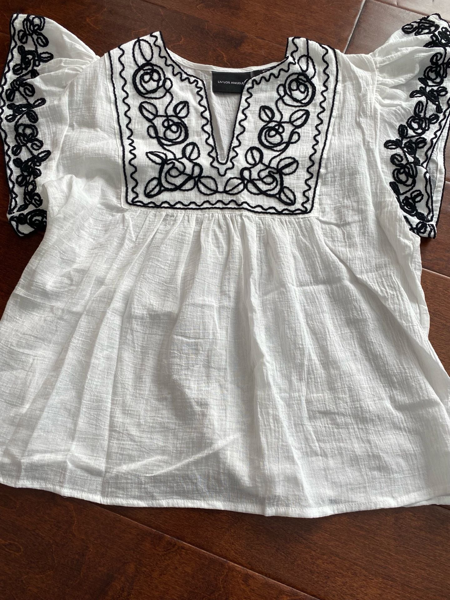 Liv Los Angeles Embroidered Blouse Size M White Black Floral Flutter Sleeve 3
