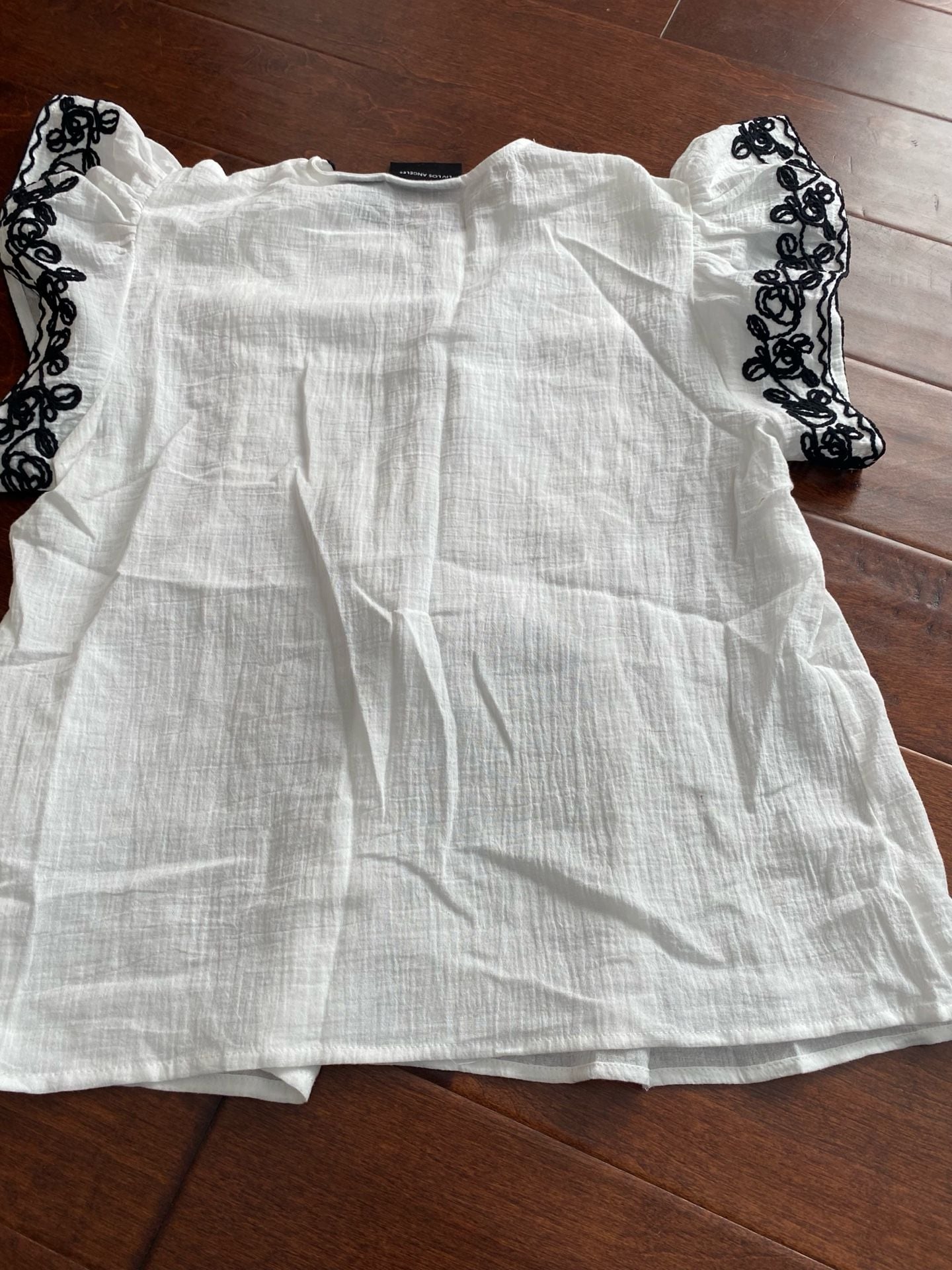 Liv Los Angeles Embroidered Blouse Size M White Black Floral Flutter Sleeve 8