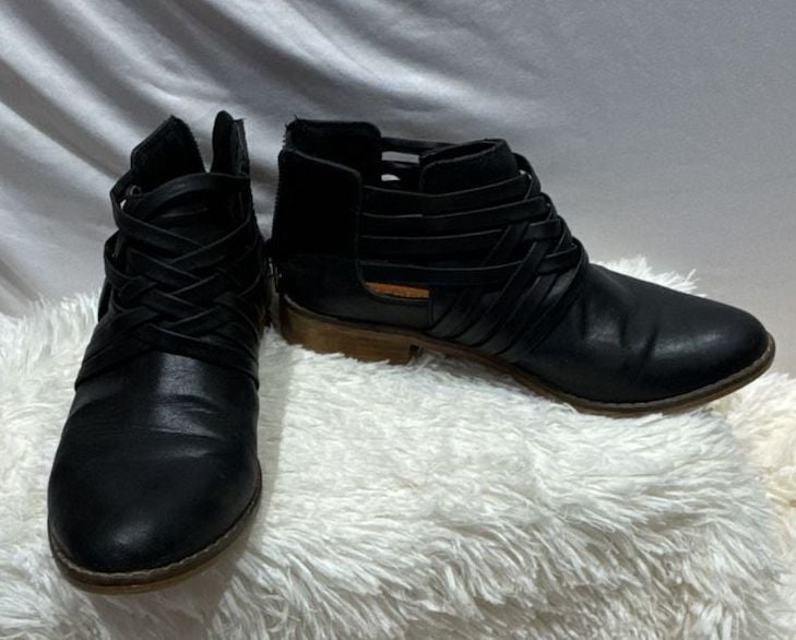Rocket Dog Ankle Boot Size 7 Black Criss Cross Straps Zipper 2