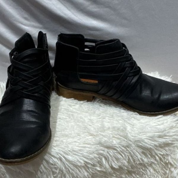 Rocket Dog Ankle Boot Size 7 Black Criss Cross Straps Zipper