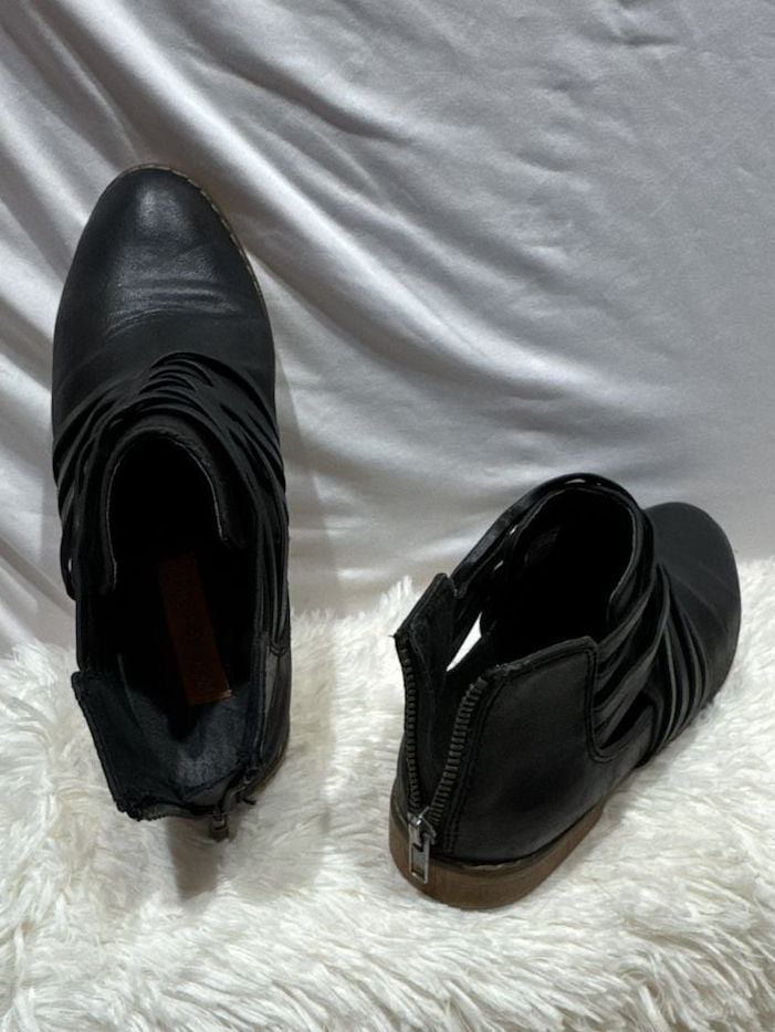 Rocket Dog Ankle Boot Size 7 Black Criss Cross Straps Zipper 4