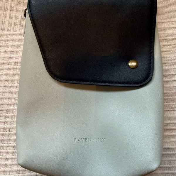 American Airlines Raven + Lily little bag, no straps 
