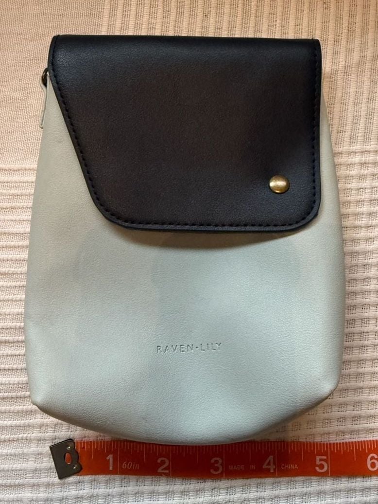 American Airlines Raven + Lily little bag, no straps  7