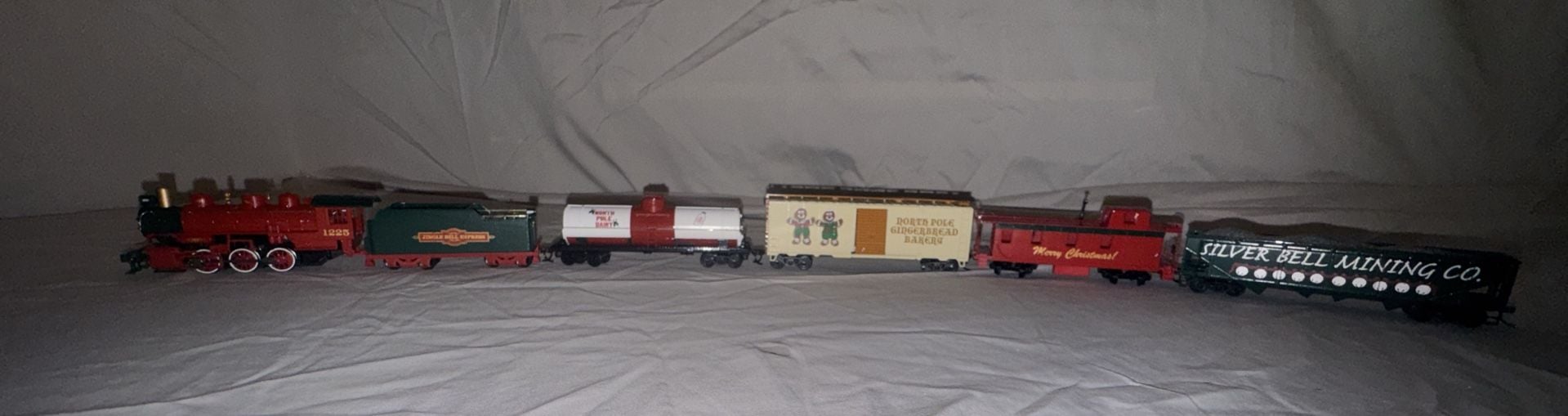 Bachmann Jingle Bell Express Christmas Model Train Set 1