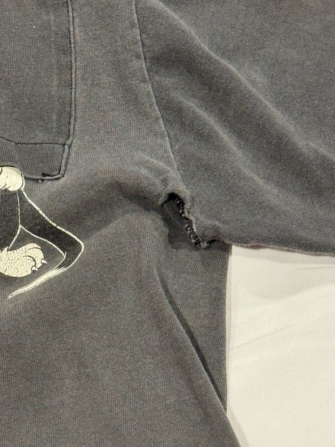 Looney Tunes Pocket T-Shirt Vintage 1997 distressed,holes 3