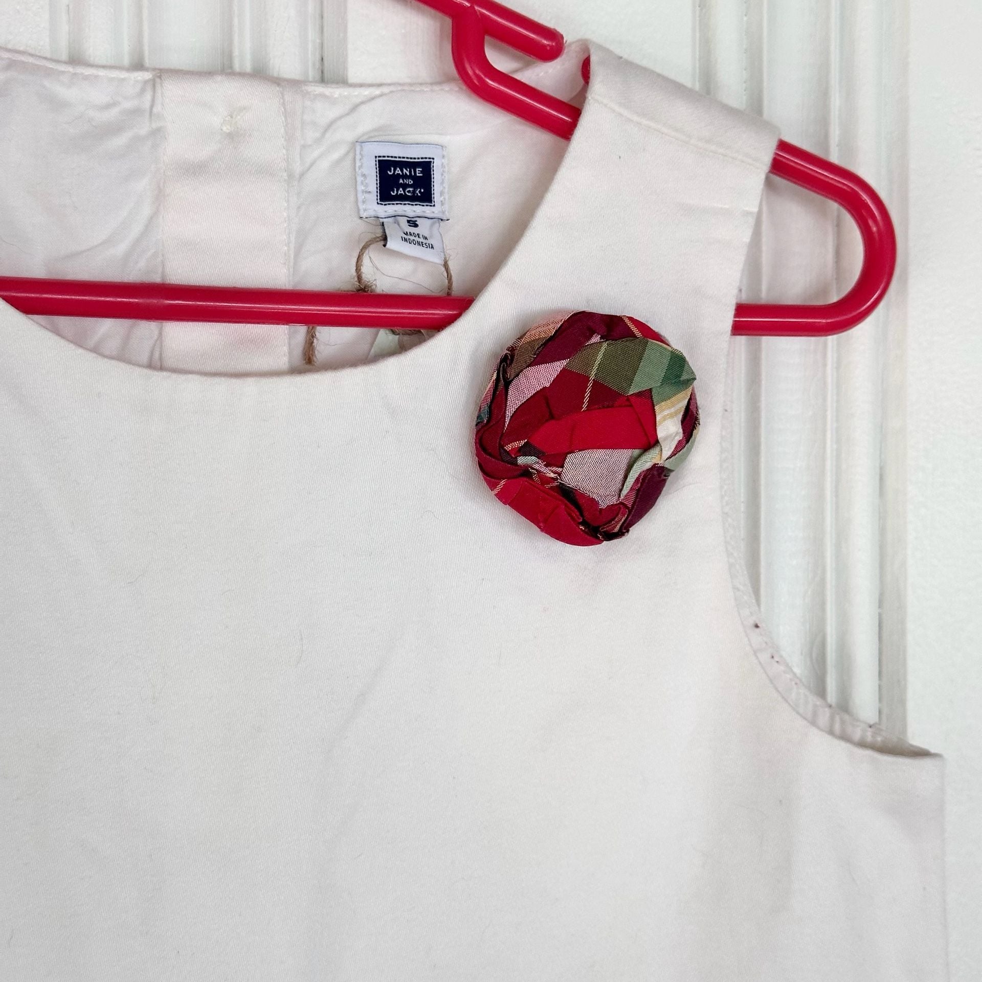 Janie And Jack size 5, White Ruffle Hem Top With Flower Brooch 7