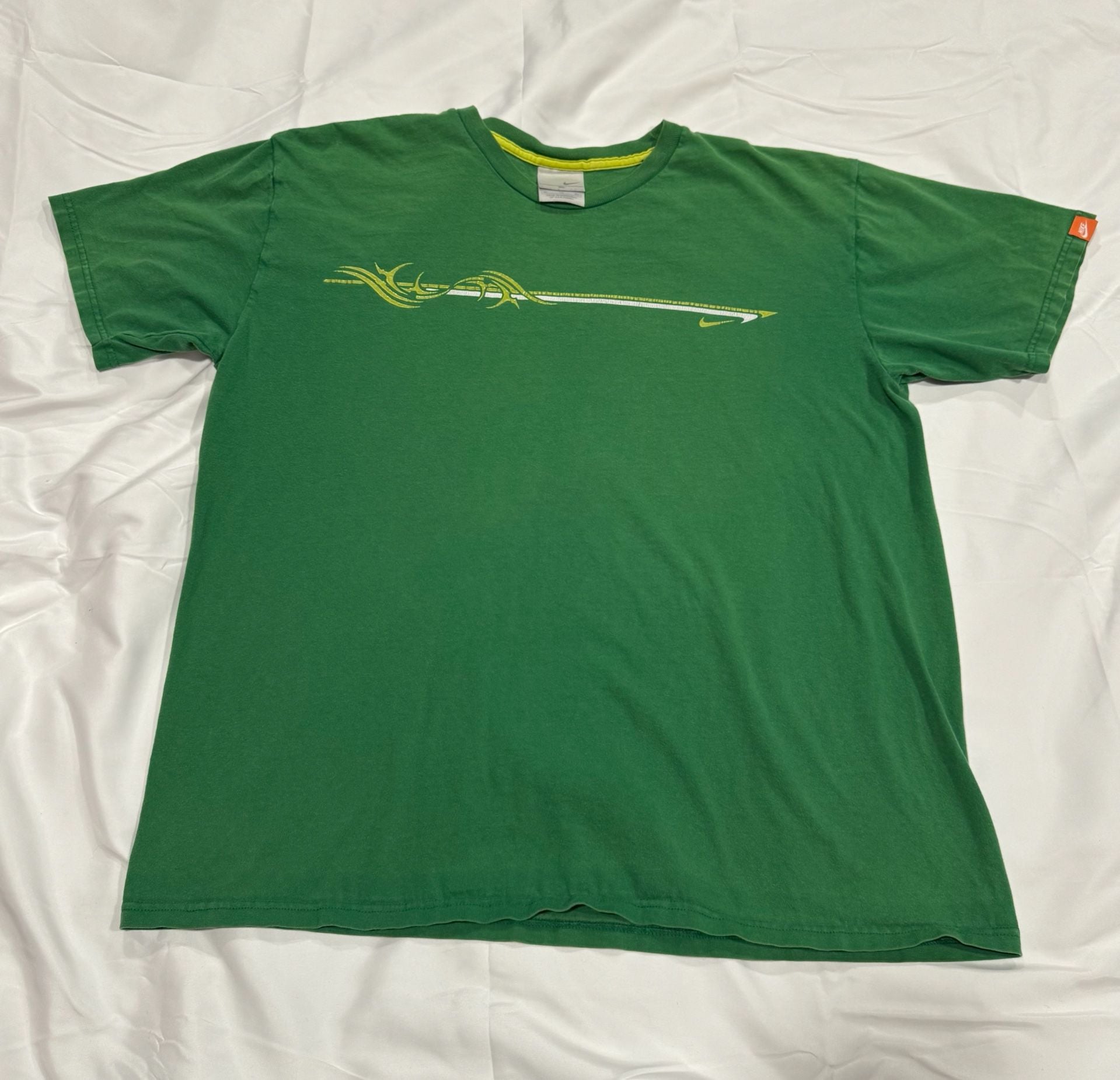 Vintage Y2K Nike Graphic T-Shirt Size XL Green Tribal Swoosh Short Sleeve 2
