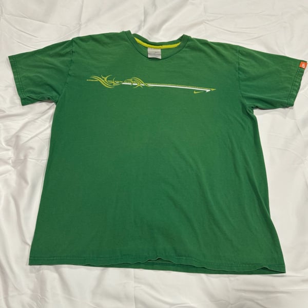Vintage Y2K Nike Graphic T-Shirt Size XL Green Tribal Swoosh Short Sleeve