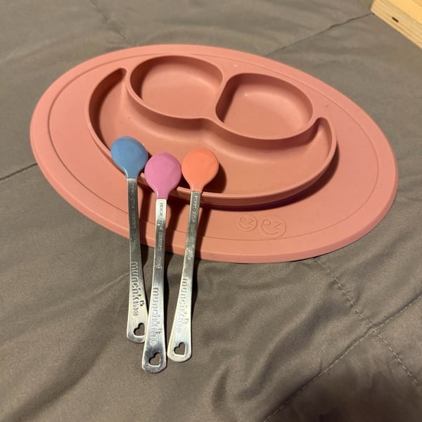 ezpz Baby Plate & 3pk Munchkin Spoons