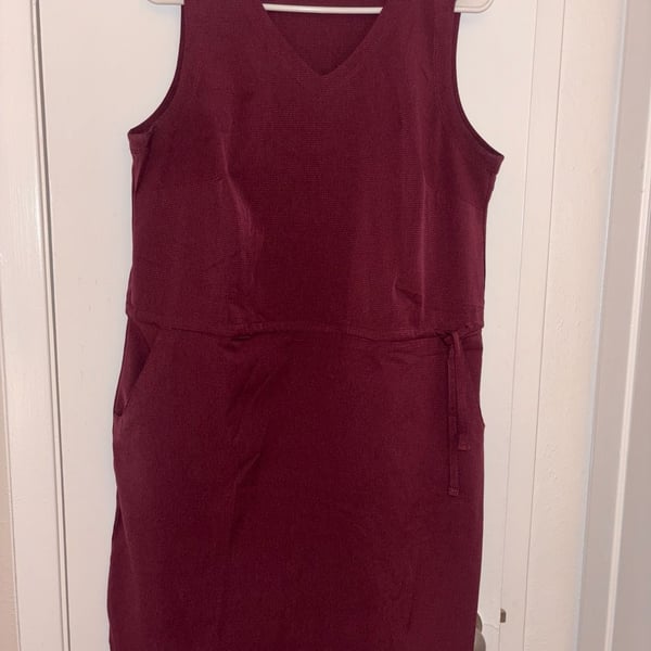 Duluth Trading Co Sleeveless V-Neck Dress Size M Burgundy