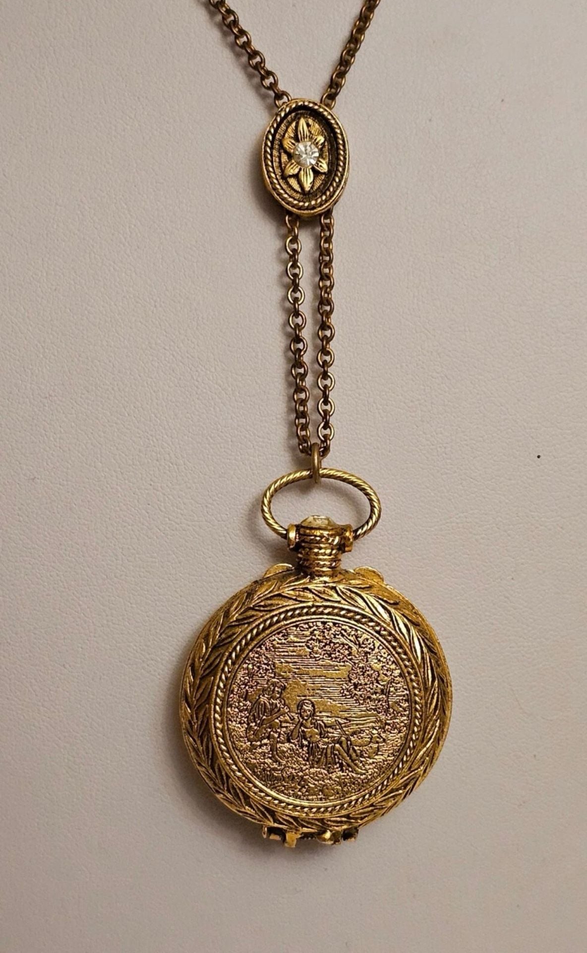 Vintage Max Factor Necklace with Perfume Compact 4