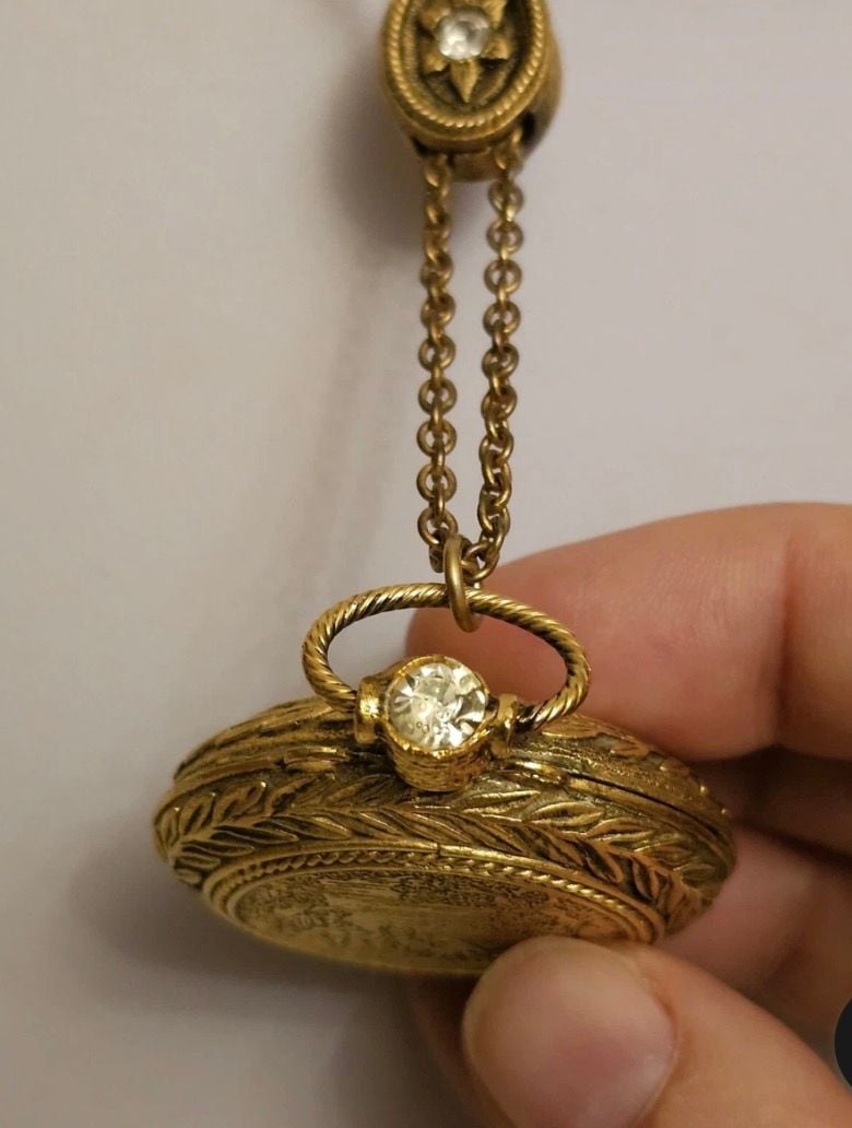Vintage Max Factor Necklace with Perfume Compact 5