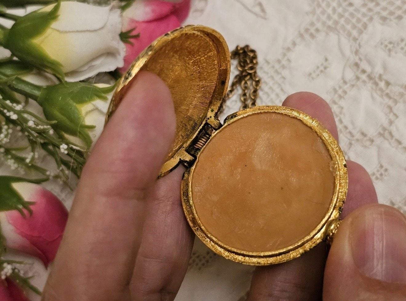 Vintage Max Factor Necklace with Perfume Compact 6