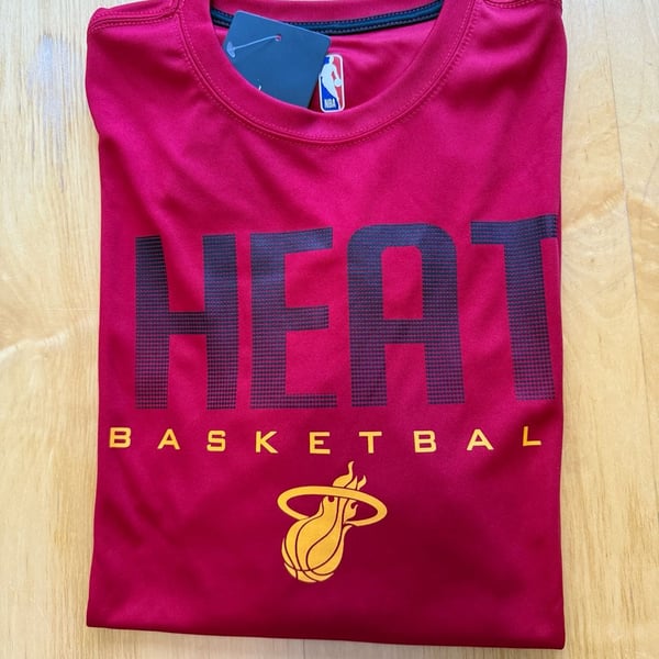 UNK Miami Heat Long Sleeve T-Shirt Size Large Red