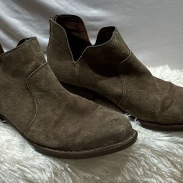 Born Kerri Size 9M Taupe Distressed Suede Ankle Boots