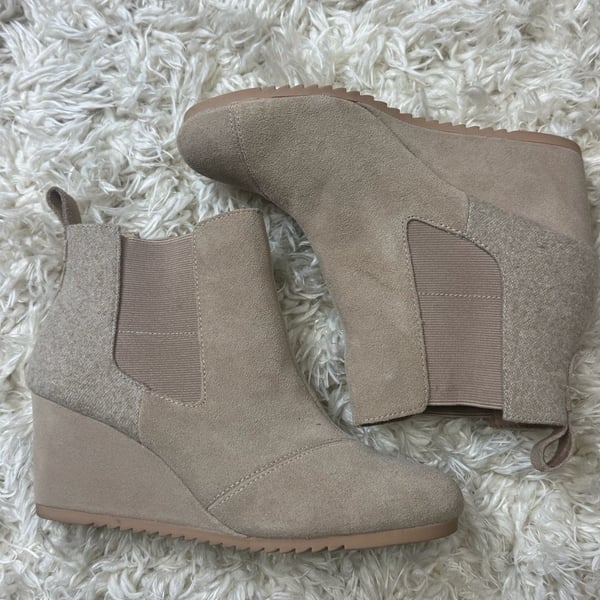 Toms Woman’s Size 9 Bailey Wedge Bootie Warm Taupe Suede